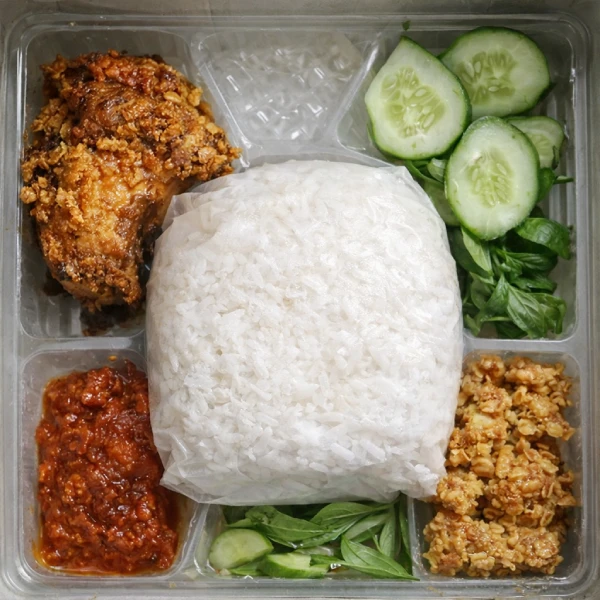 Isi nasi kotak lengkap — nasi putih, ayam goreng, tempe, lalapan — dari Ayam Kremes Sekar Pondok Pinang