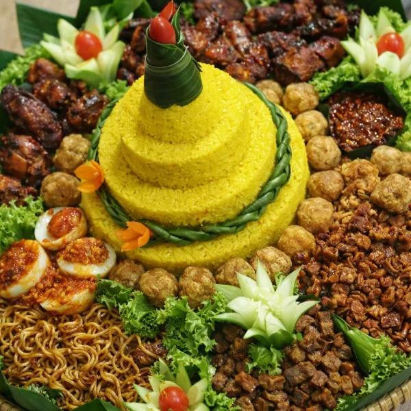Lauk tumpeng lengkap — ayam goreng, telur, perkedel, tempe orek — tersedia di Ayam Kremes Sekar Pondok Pinang