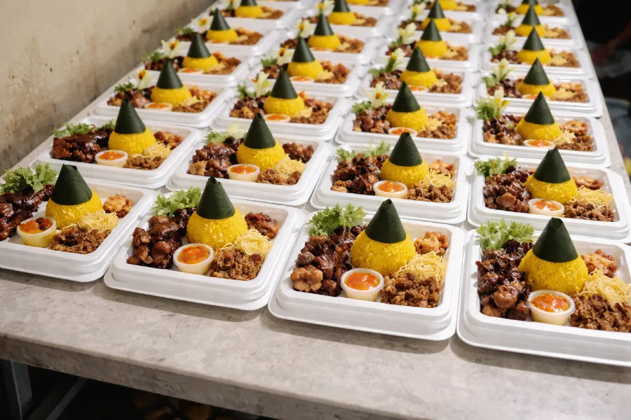 Pesanan tumpeng siap diambil di warung Ayam Kremes Sekar Pondok Pinang Kebayoran Lama Jakarta Selatan