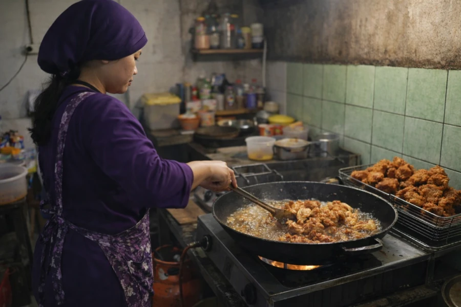 Proses memasak di dapur Ayam Kremes Sekar Pondok Pinang Jakarta Selatan
